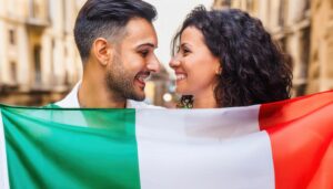 イタリア国旗を持つ笑顔のカップル