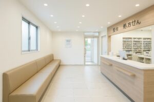 薬局内の待合室と受付カウンター