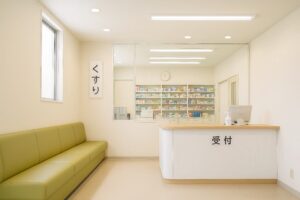 カウンター越しに薬棚が並ぶ薬局の受付