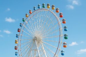 青空に映えるレインボーカラーの観覧車
