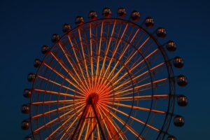 夜にライトアップされた観覧車のシルエット