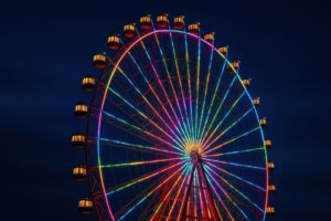 レインボーに輝く夜の観覧車