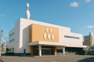 ボウリング場の外観とピン型のモニュメント