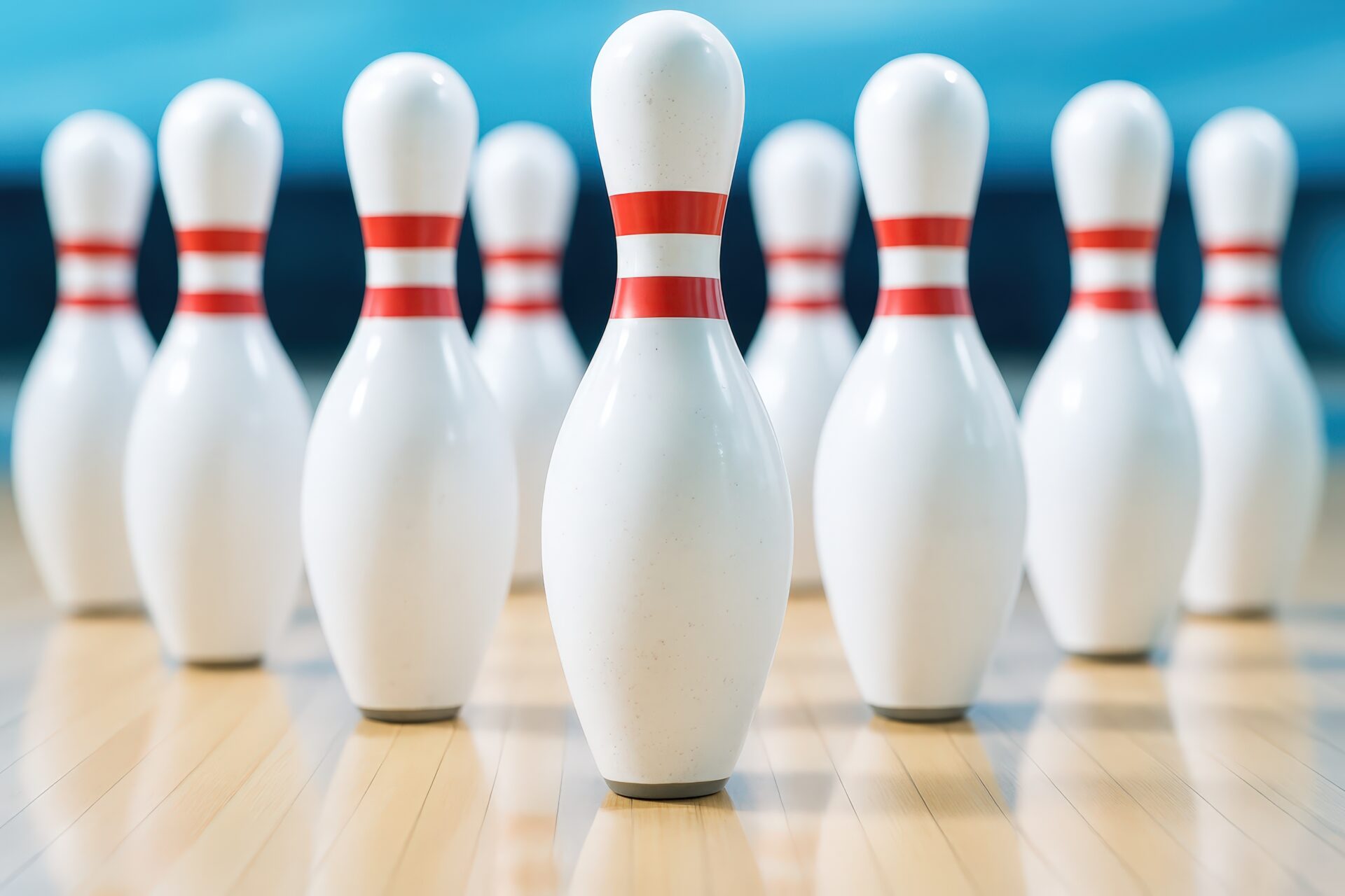 ボウリングレーンに整然と並んだ白いピン