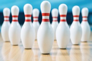 ボウリングレーンに整然と並んだ白いピン