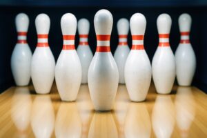 スポットライトに照らされたボウリングピンの列