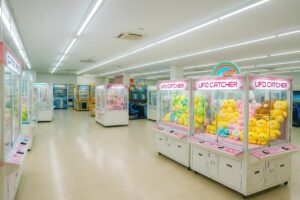 ぬいぐるみがいっぱいのクレーンゲームが並ぶゲームセンター