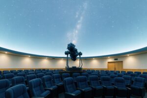 星空が投影されたプラネタリウムの内部と投影機