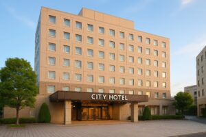 CITY HOTELと看板がある都市型ホテルの正面