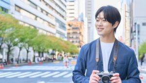 街角でカメラを持つ男性
