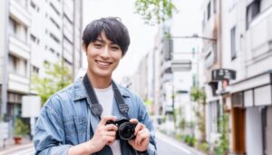 街中でカメラを構える男性のポートレート