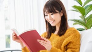 本を読む女性（黄色のセーター）