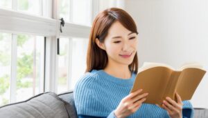 本を読む女性（青いセーター）