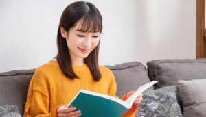 本を読む女性（オレンジのセーター）