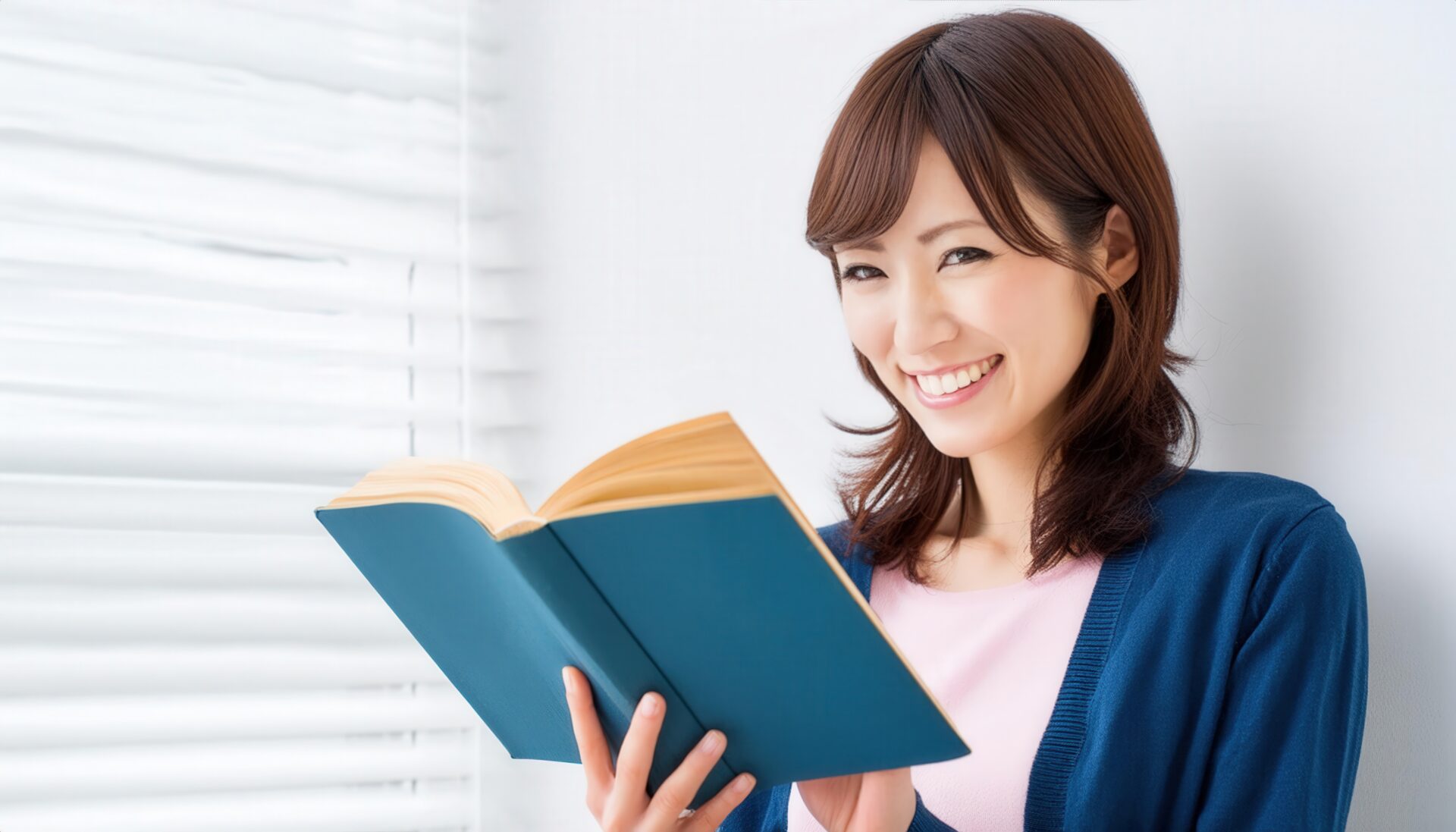 本を読む女性（青いカーディガン）