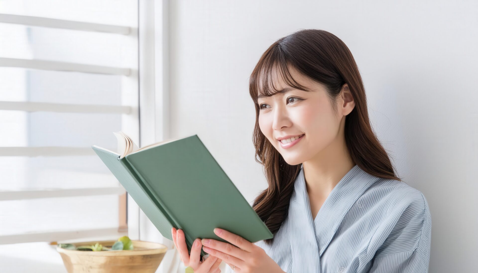 本を読む女性（シャツと窓際）
