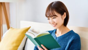 本を読む女性（青いセーターと枕）