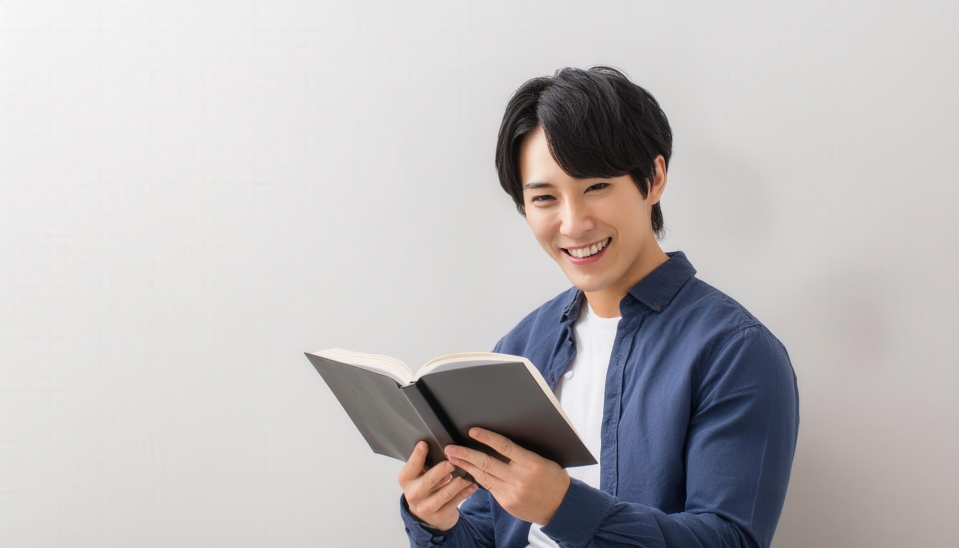 本を読む男性（青いシャツ）