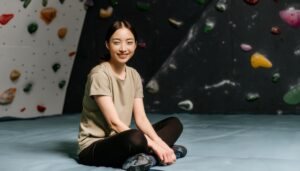 ボルダリングマットで休憩する女性