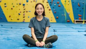 ボルダリングマットで微笑む女性