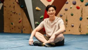 ボルダリングマットで休む男性