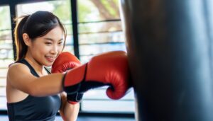 ボクシングを楽しむ女性