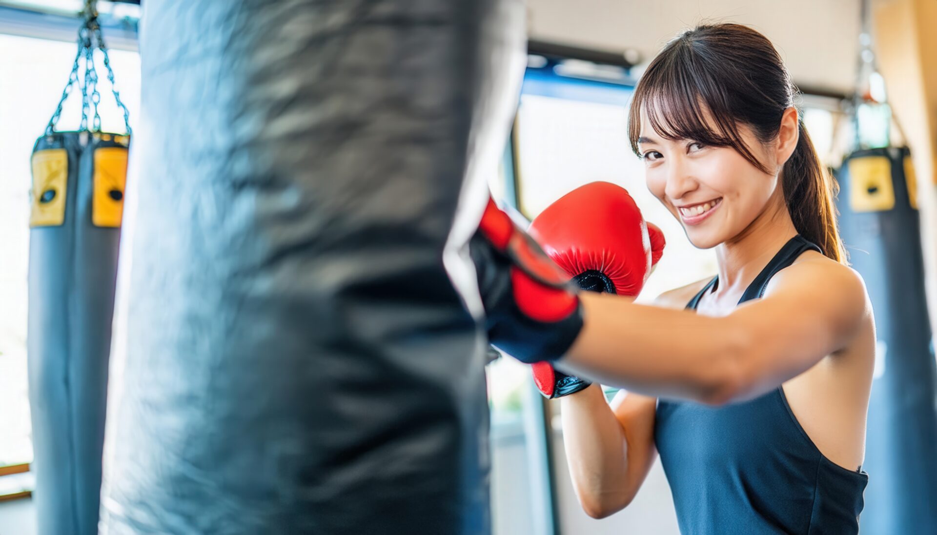 パンチングバッグを打つ女性