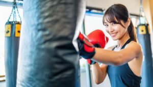 パンチングバッグを打つ女性