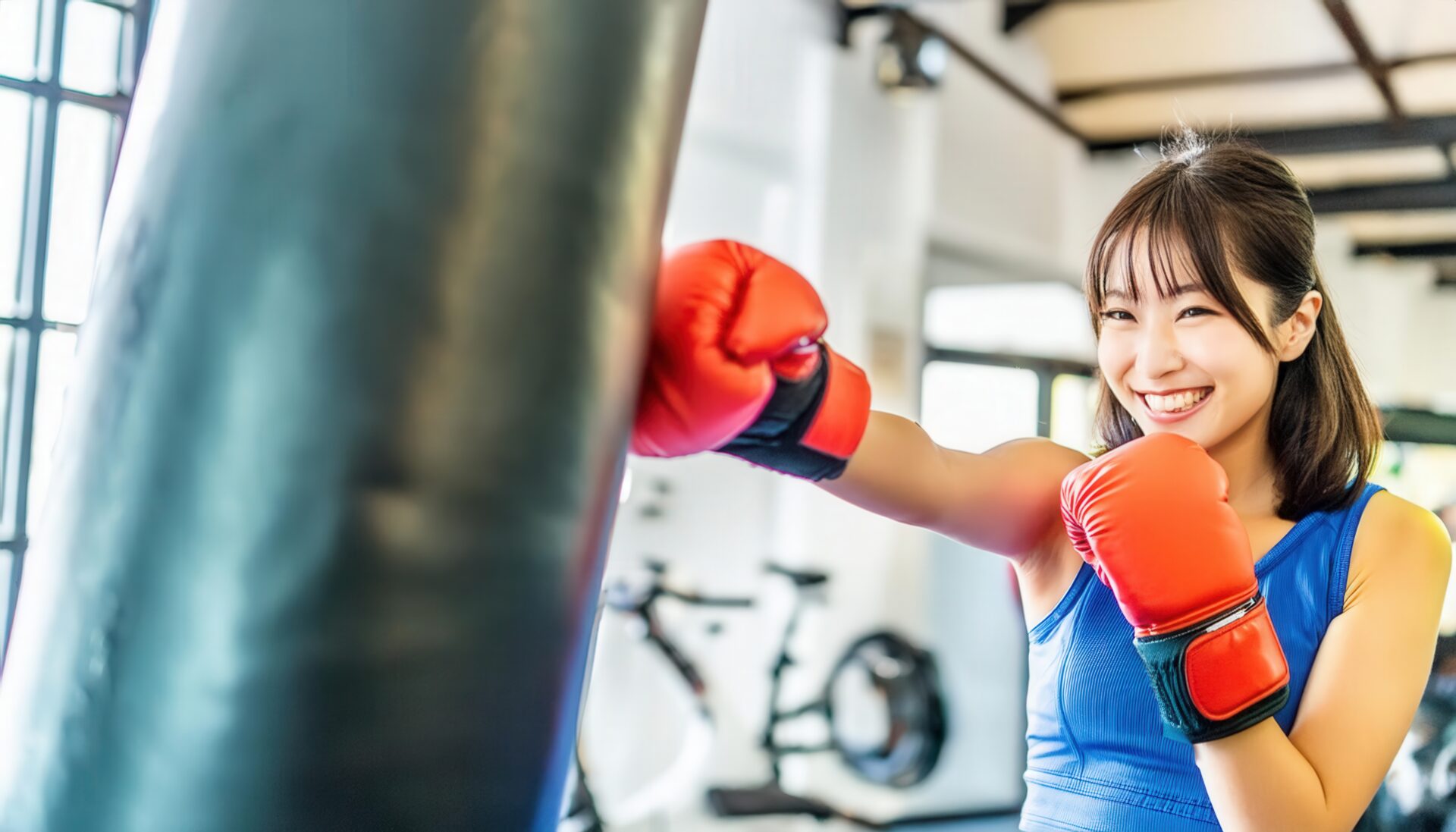 笑顔でボクシングをする女性