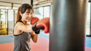 ボクシングトレーニング中の女性