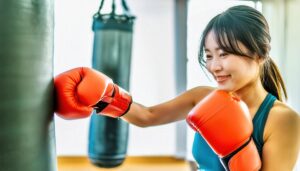 パンチングバッグを叩く女性
