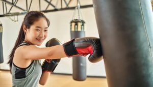 ボクシングバッグを叩く女性