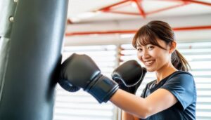 笑顔でボクシングを楽しむ女性
