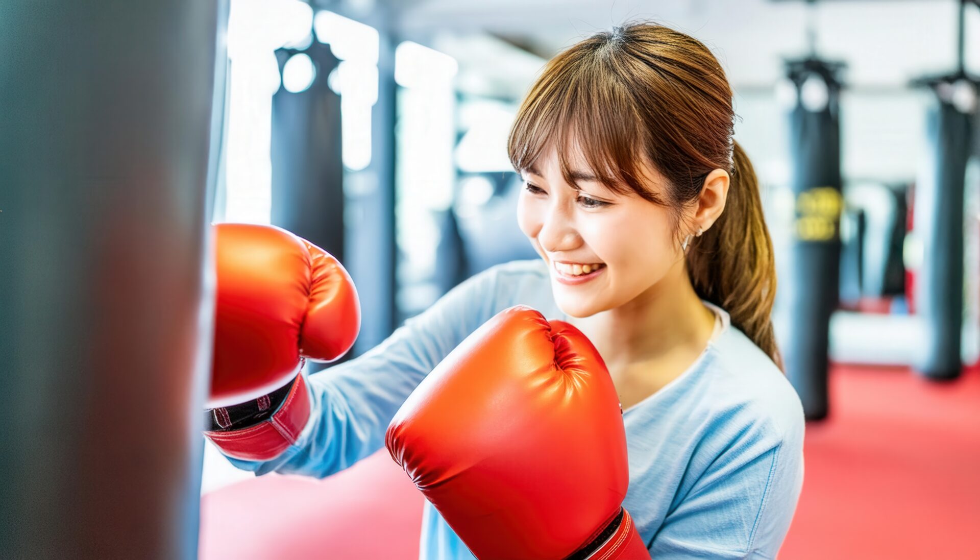 パンチングバッグに挑む女性