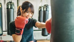 ボクシングの練習をする女性