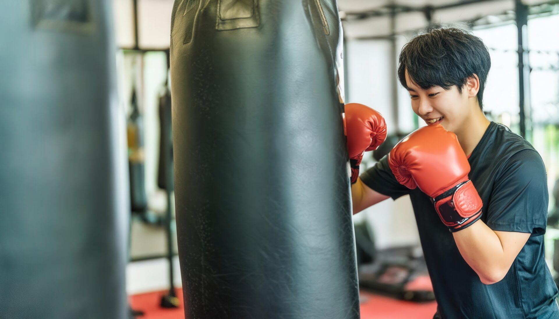 パンチングバッグを打つ男性