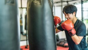 パンチングバッグを打つ男性