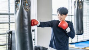 ボクシングトレーニング中の男性