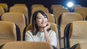 映画館でリラックスしている女性