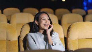 映画館で笑顔の女性
