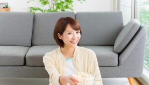 ポップコーンを差し出す女性