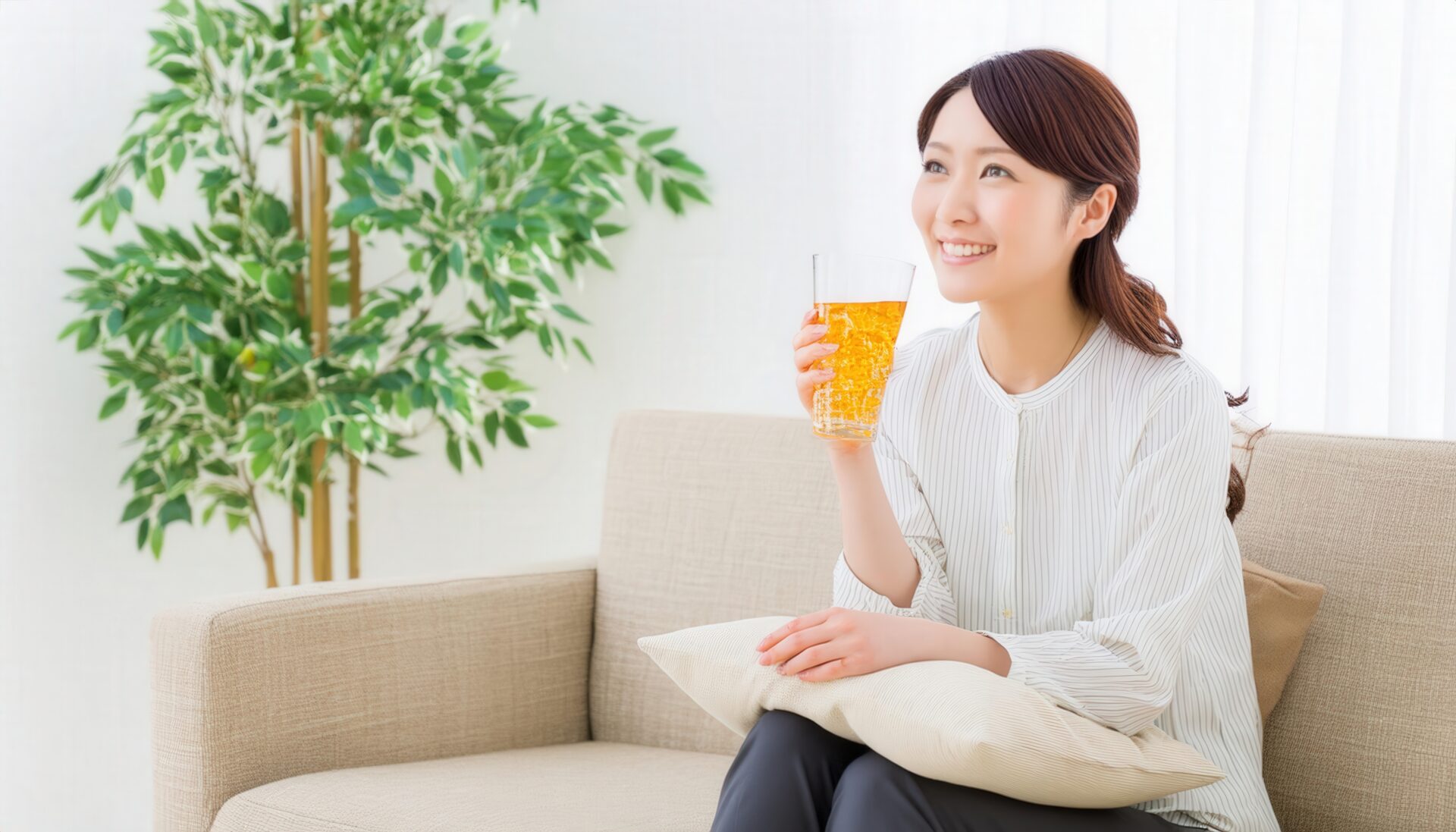 ドリンクを楽しむ笑顔の女性