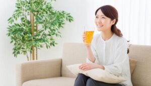 ドリンクを楽しむ笑顔の女性