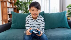 ゲームで遊ぶ少年 (2)