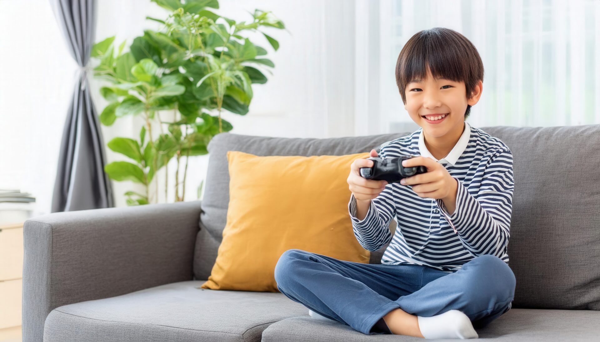 ゲームで遊ぶ少年 (4)