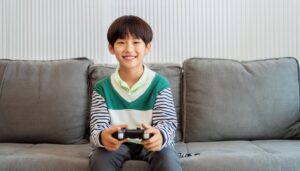 ゲームで遊ぶ少年 (7)