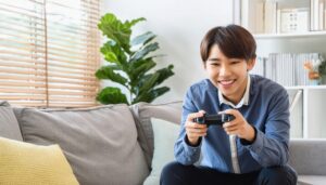 ゲームを楽しむ若者