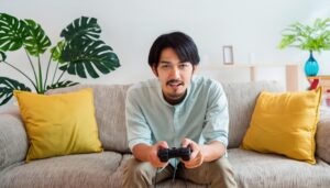 ゲームに集中する大人