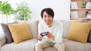 ゲームを楽しむ大人