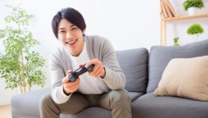 コントローラーを持つ男性